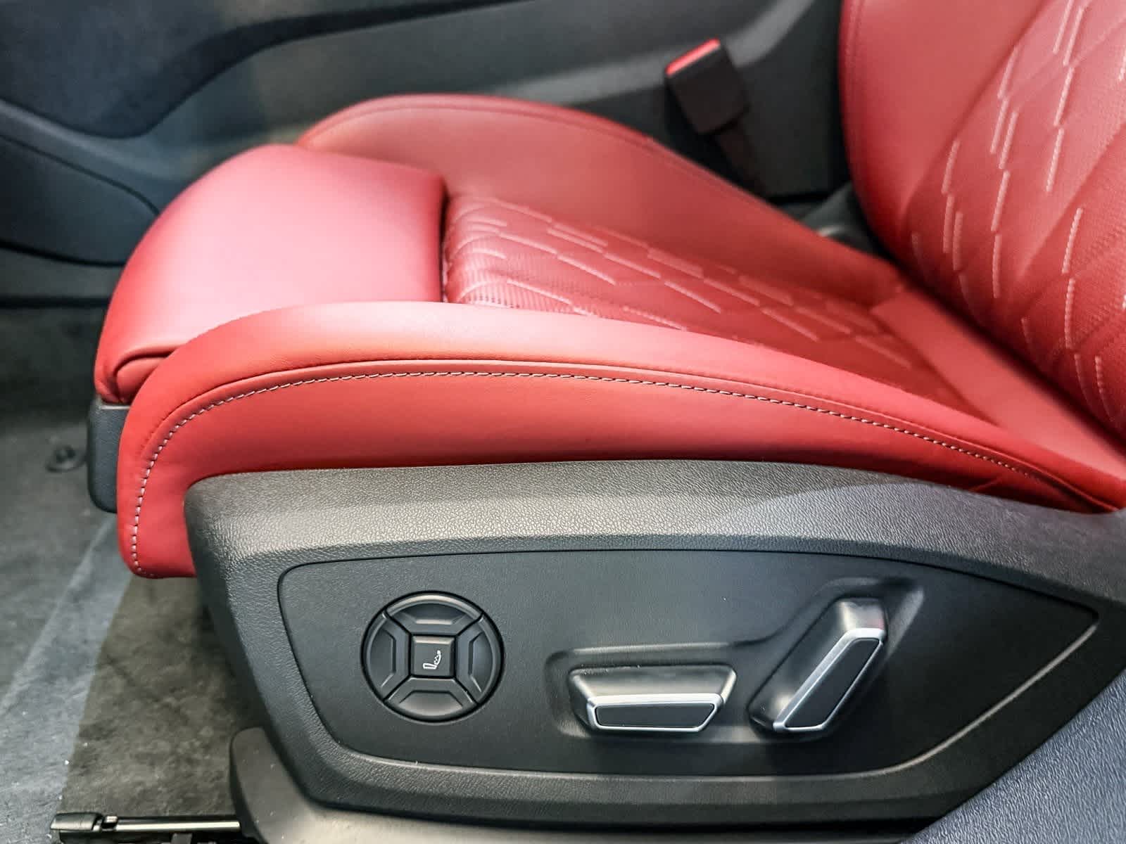 Thumbnail: 2025 Audi e-tron S - 21