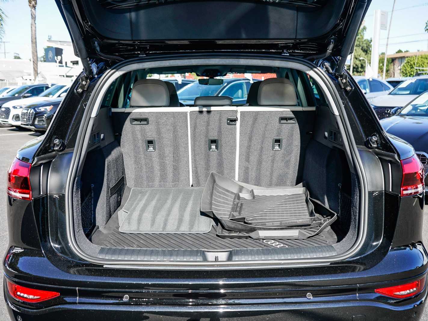 Thumbnail: 2025 Audi Q6 e-tron - 25