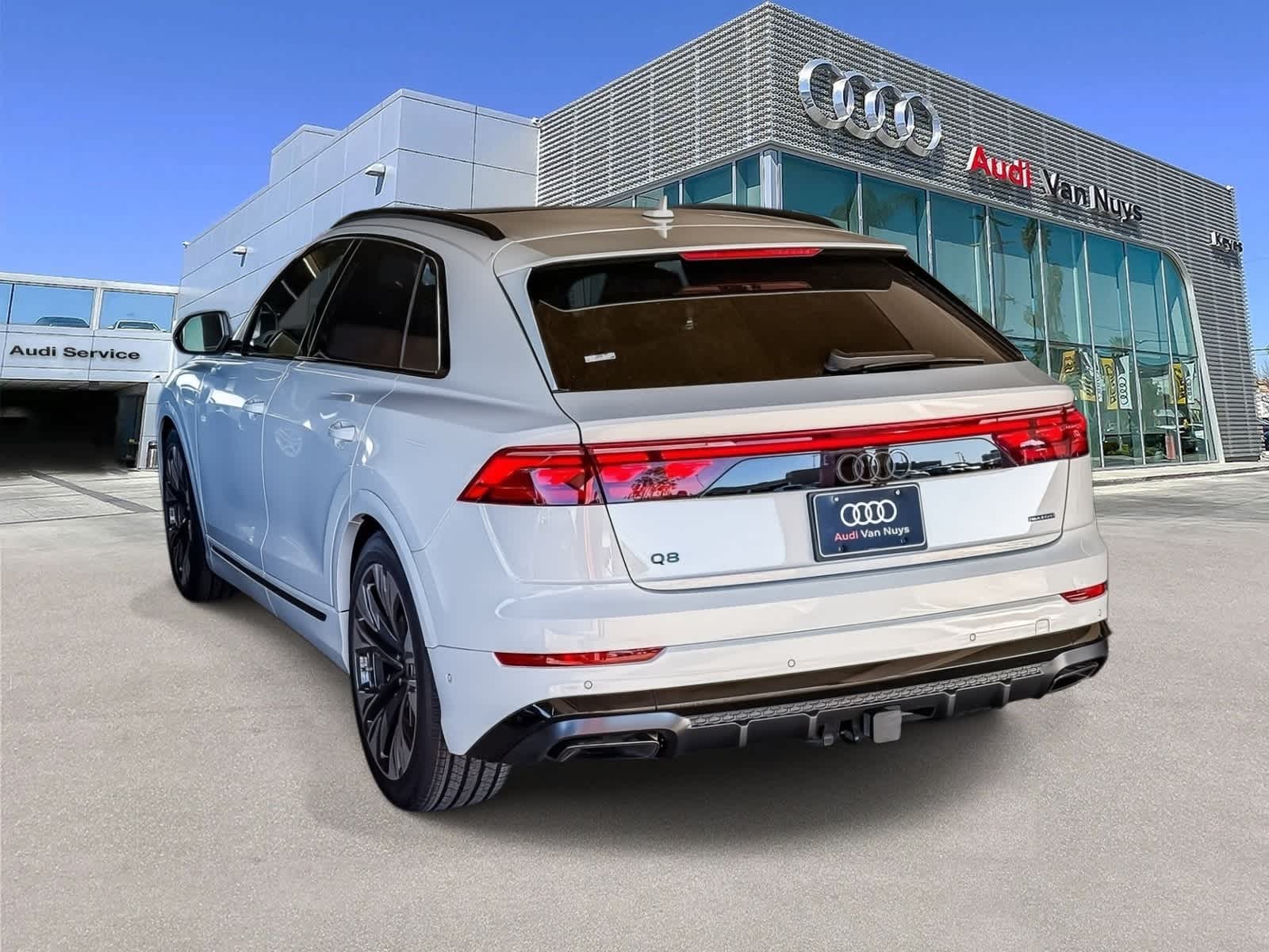 Thumbnail: 2026 Audi Q8 - 6