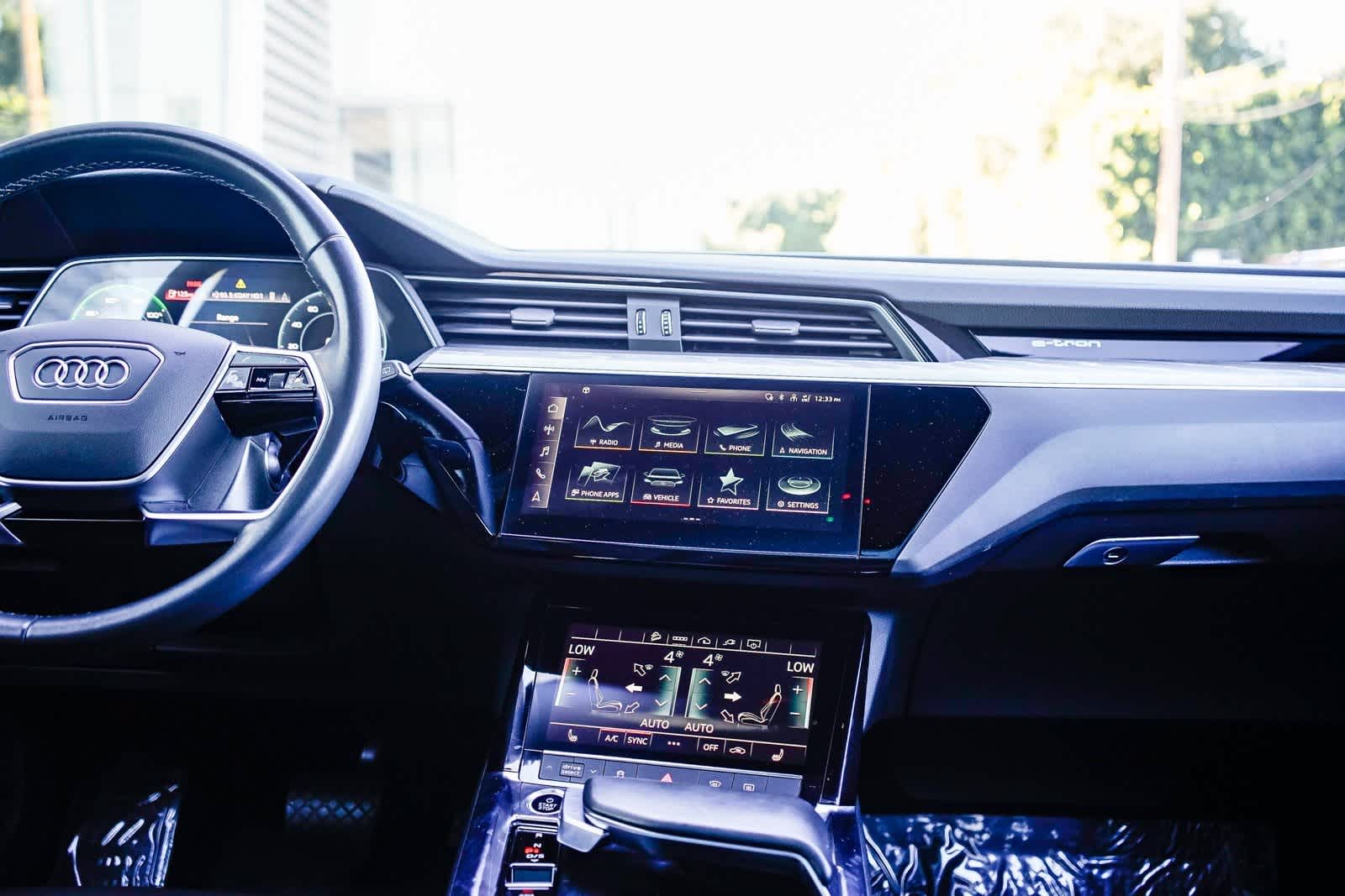 Thumbnail: 2022 Audi e-tron - 13