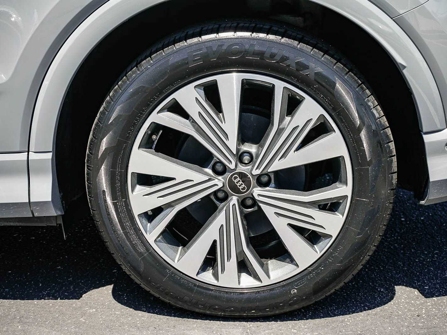 Thumbnail: 2023 Audi Q4 e-tron - 10