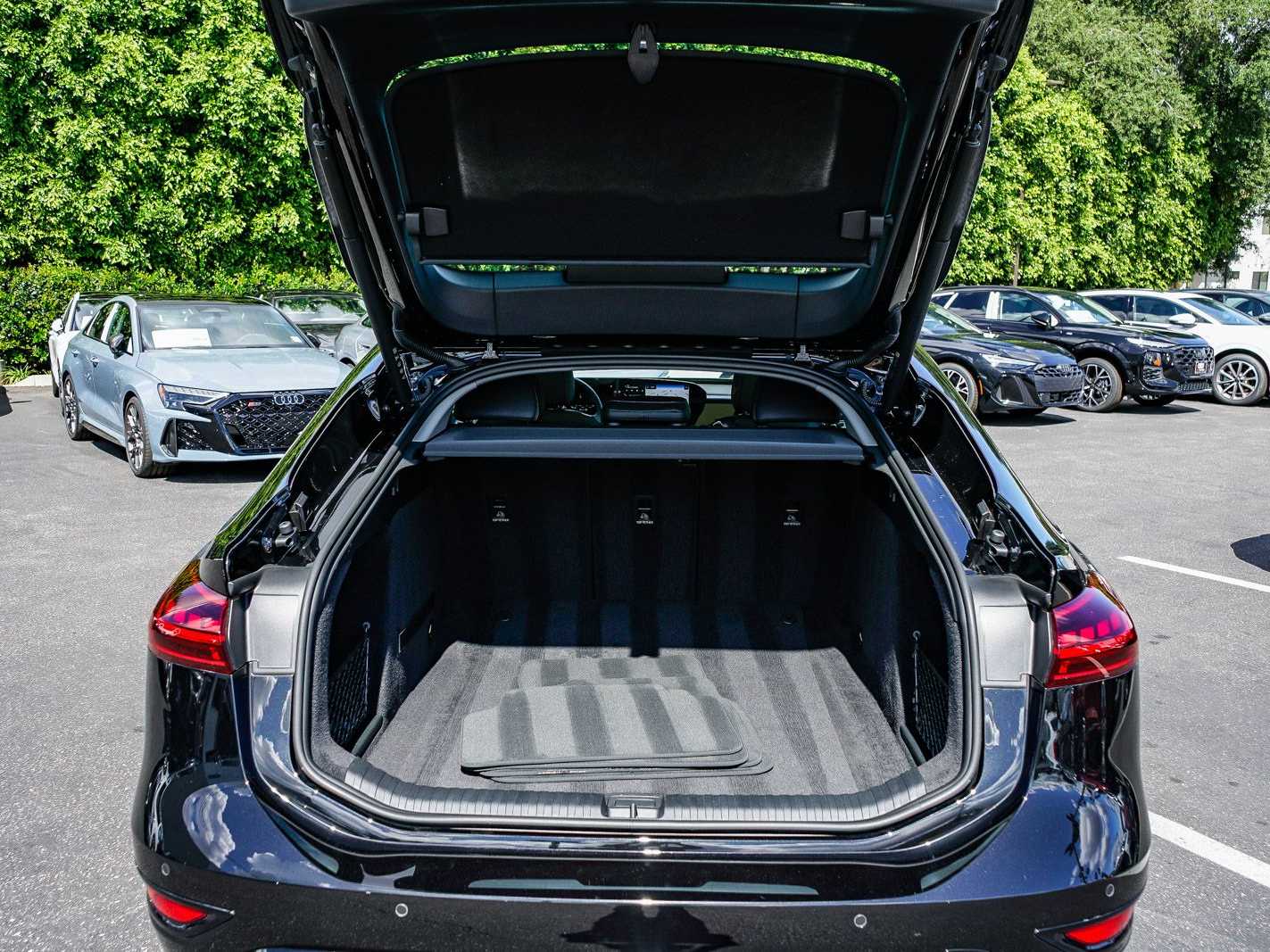 Thumbnail: 2025 Audi e-tron - 26