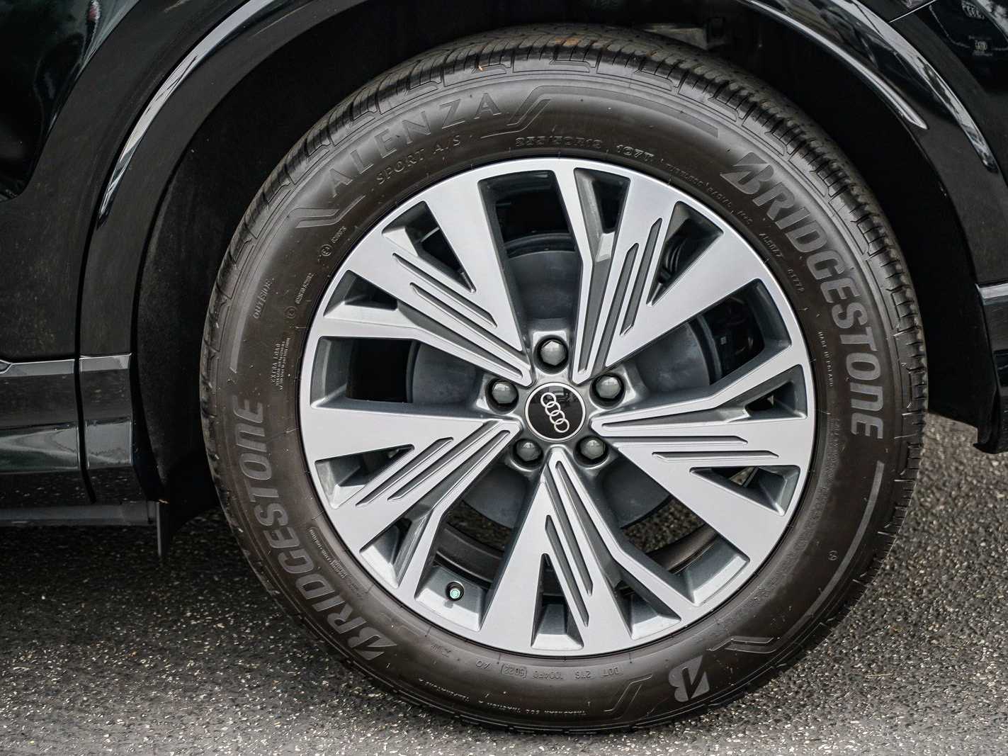 Thumbnail: 2023 Audi Q4 e-tron - 10