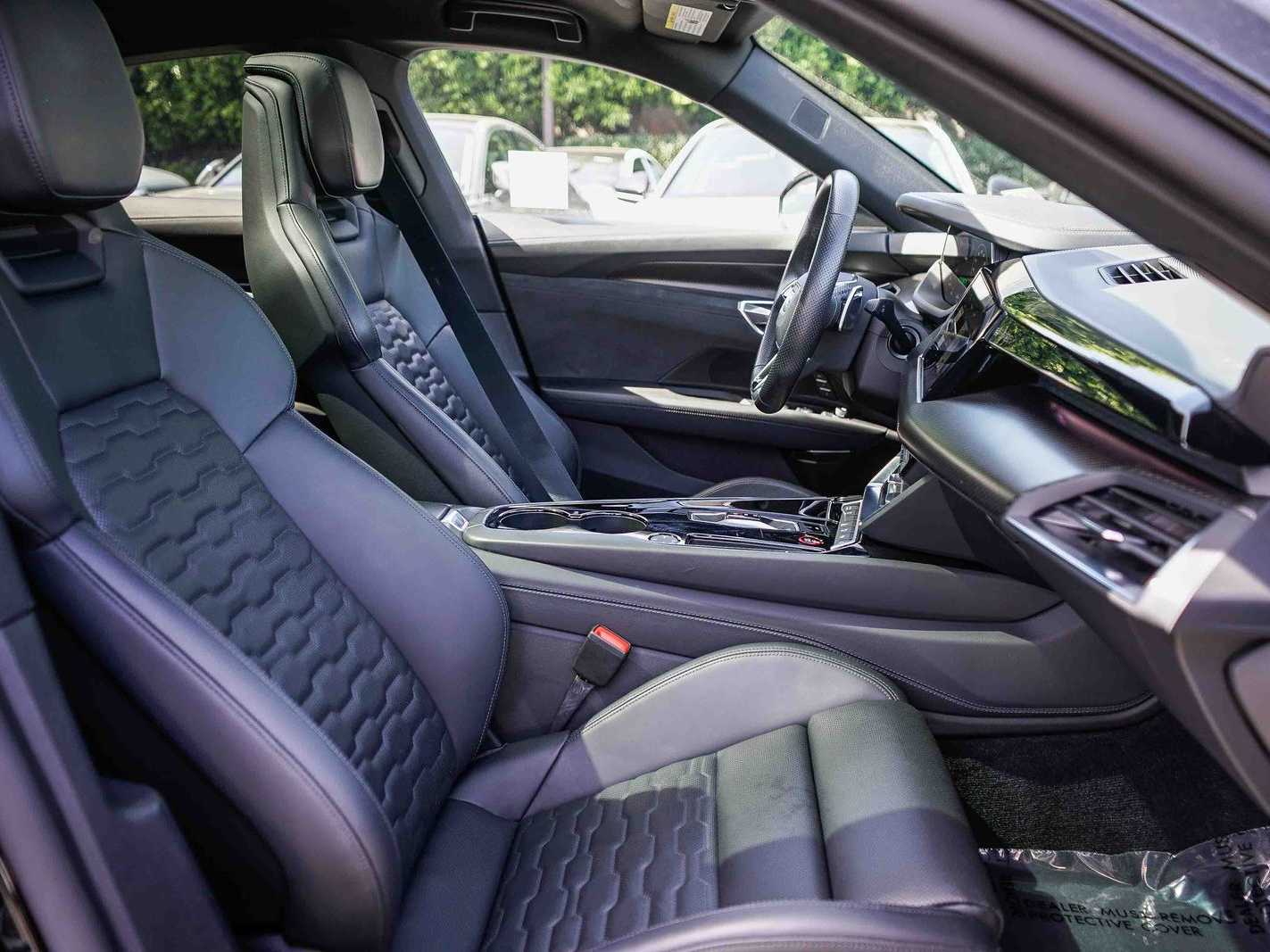 Thumbnail: 2022 Audi e-tron GT - 16