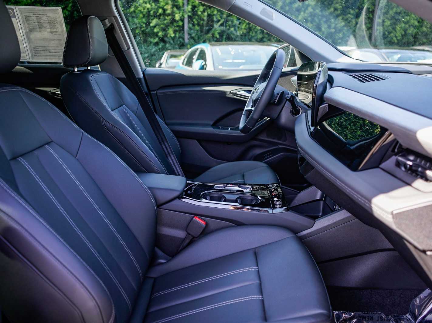 Thumbnail: 2025 Audi Q6 e-tron - 16