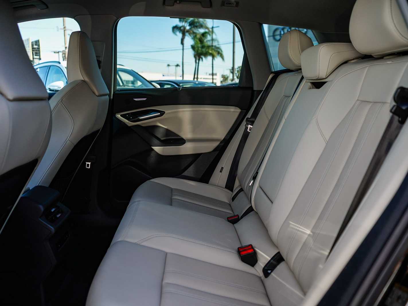 Thumbnail: 2025 Audi Q6 e-tron - 18