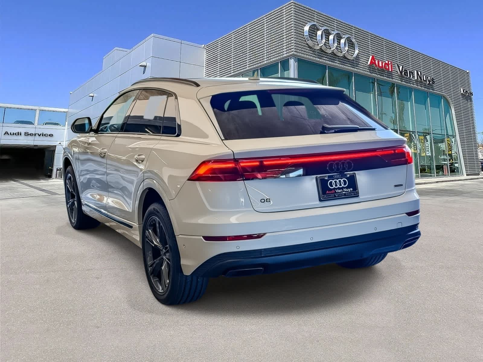 Thumbnail: 2026 Audi Q8 - 6