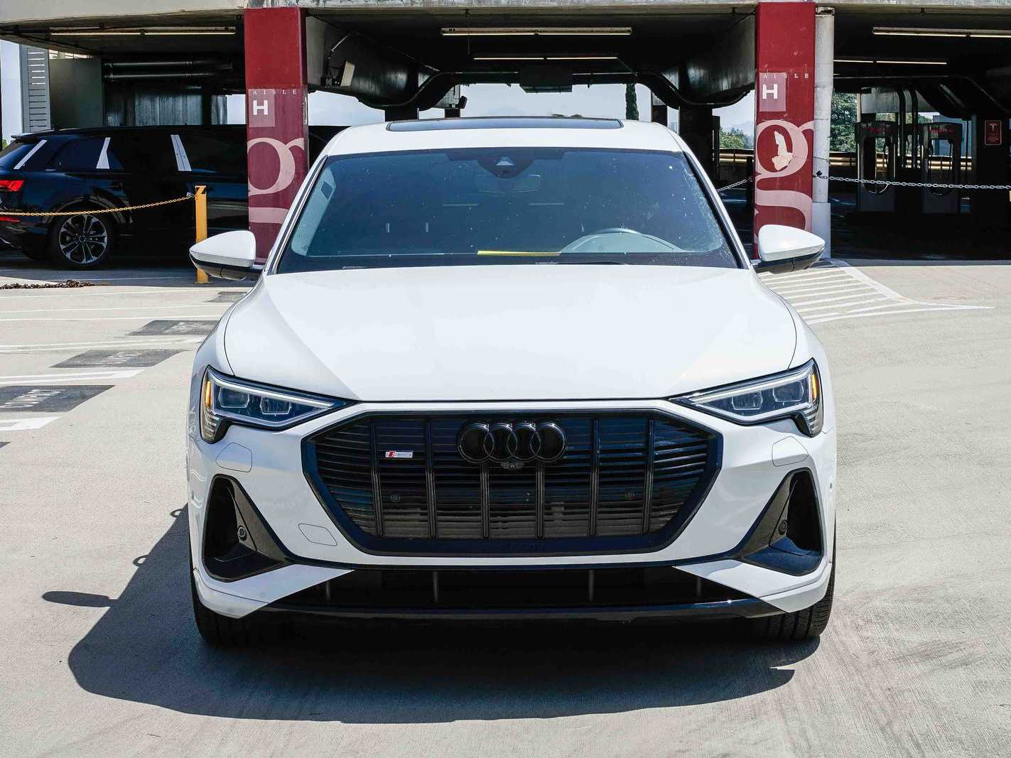 Thumbnail: 2023 Audi e-tron S - 6