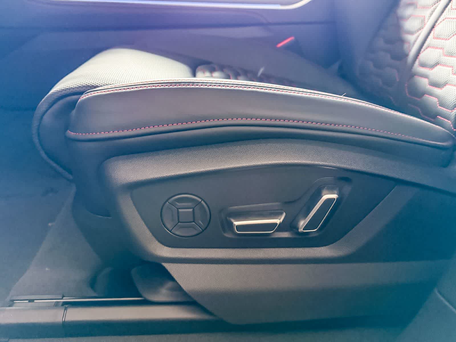 Thumbnail: 2026 Audi RS Q8 - 21