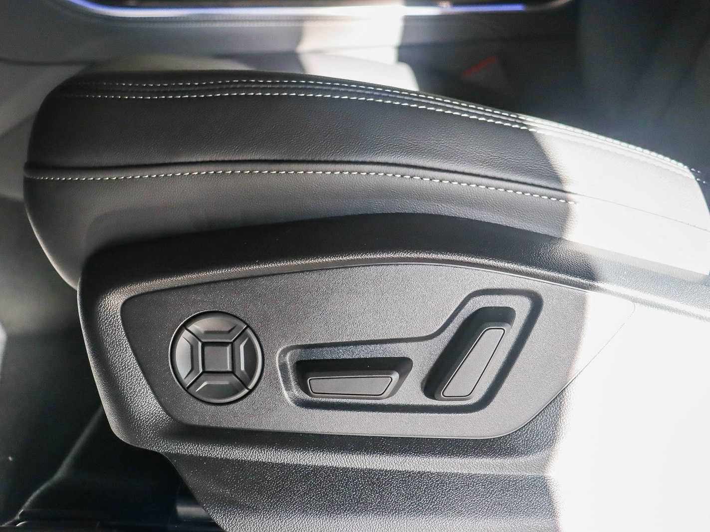 Thumbnail: 2026 Audi Q8 - 21