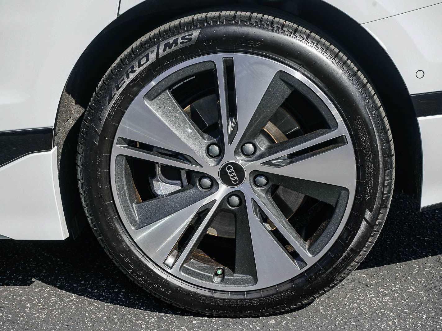 Thumbnail: 2025 Audi e-tron - 10