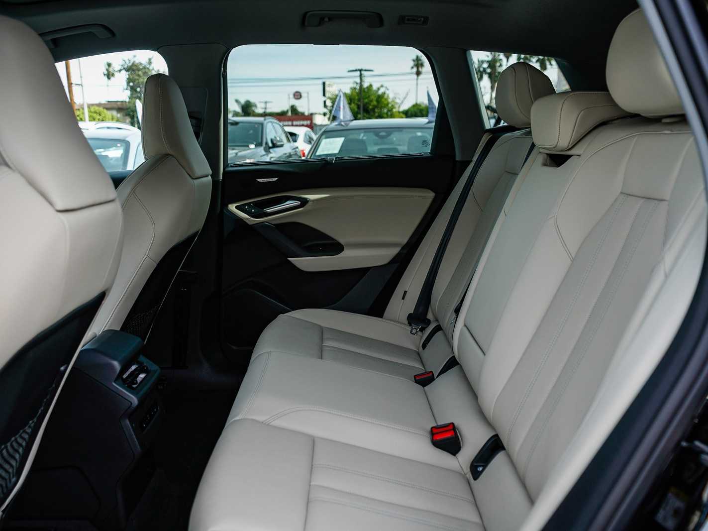 Thumbnail: 2025 Audi Q6 e-tron - 18