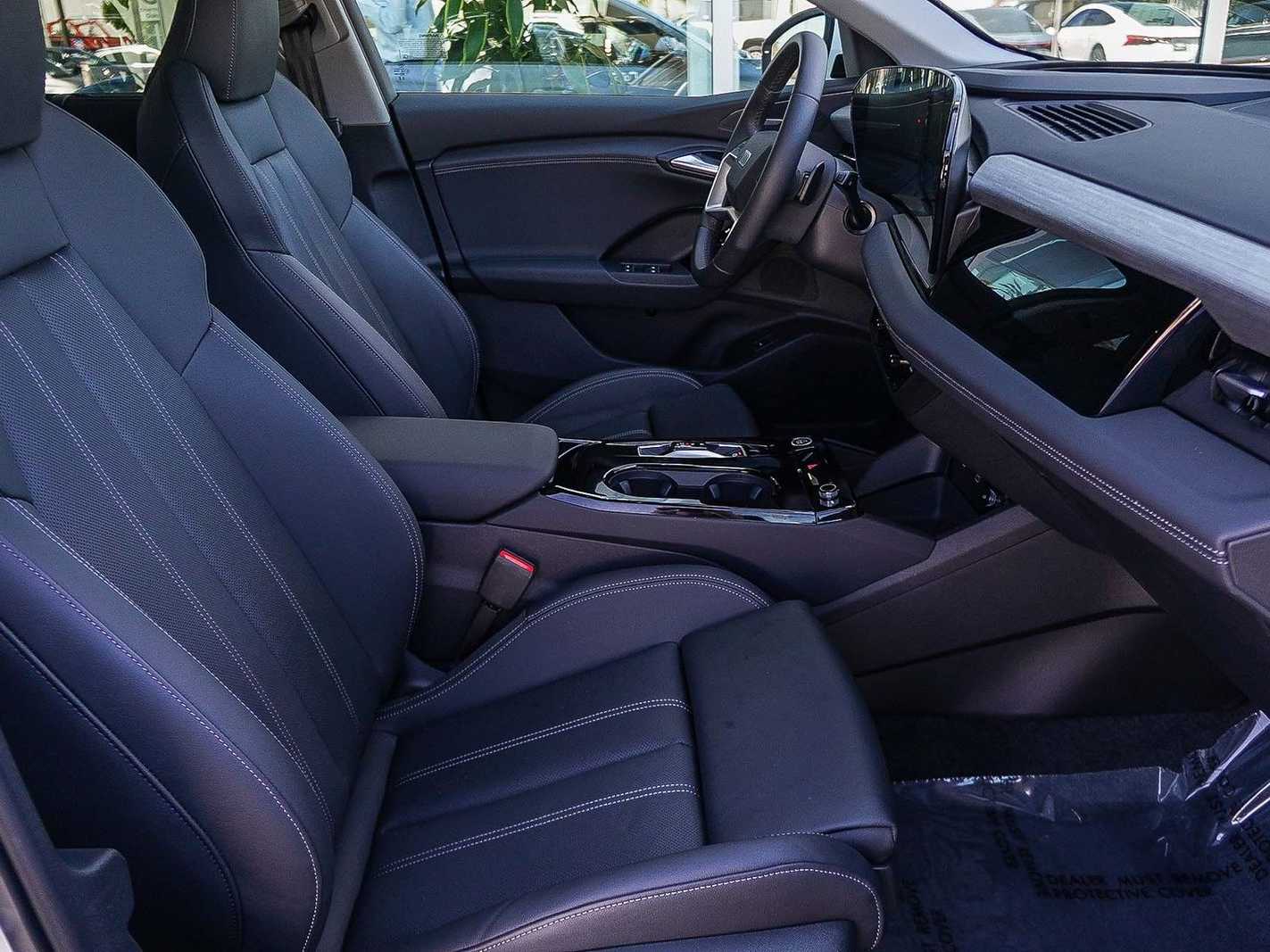 Thumbnail: 2025 Audi Q6 e-tron - 18