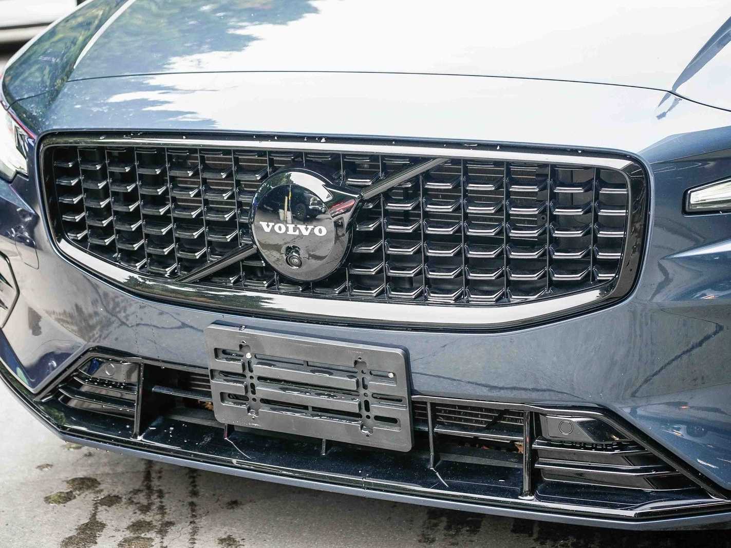 Thumbnail: 2023 Volvo S60 - 8