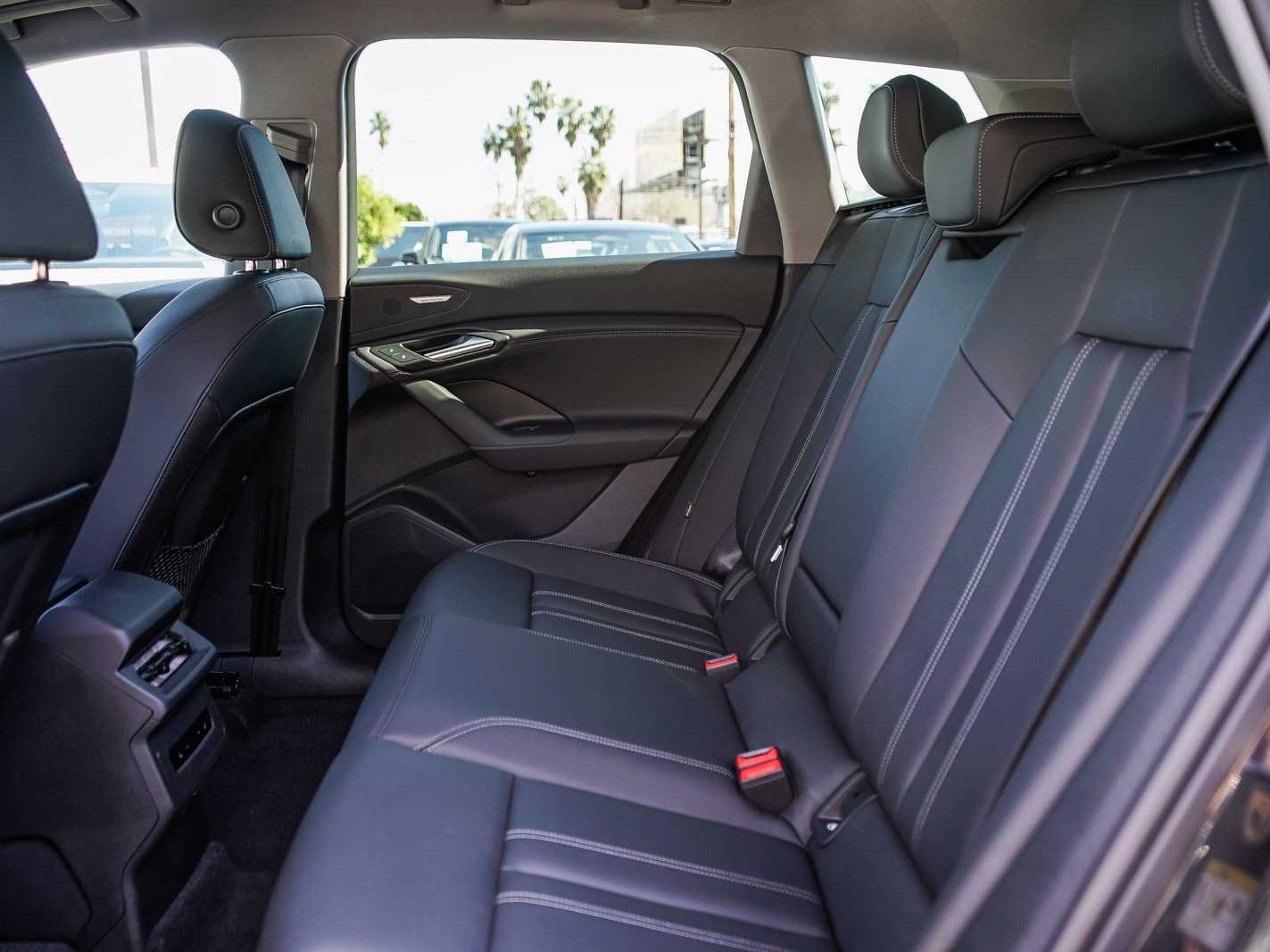 Thumbnail: 2025 Audi Q6 e-tron - 18