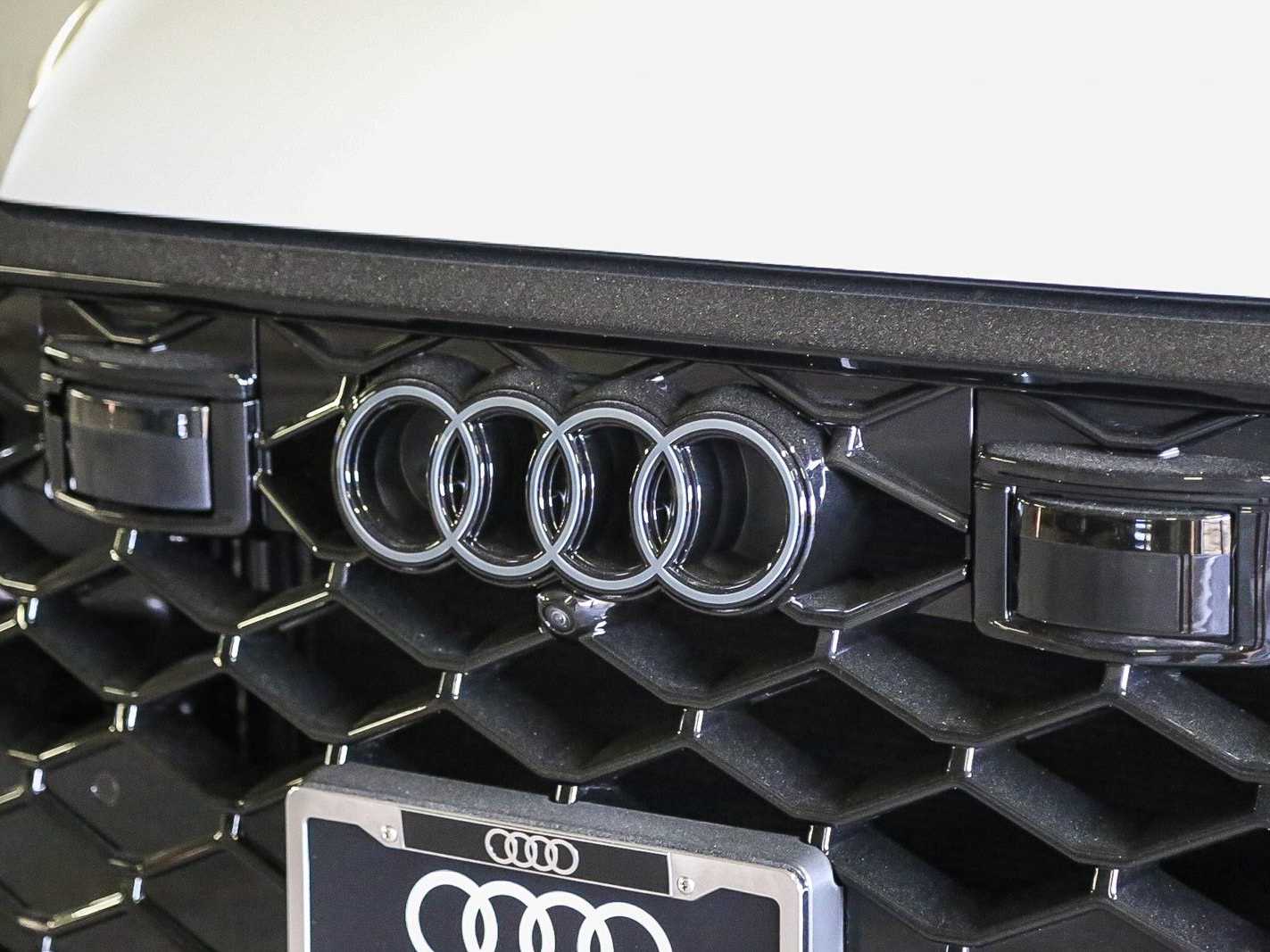 Thumbnail: 2026 Audi RS Q8 - 8
