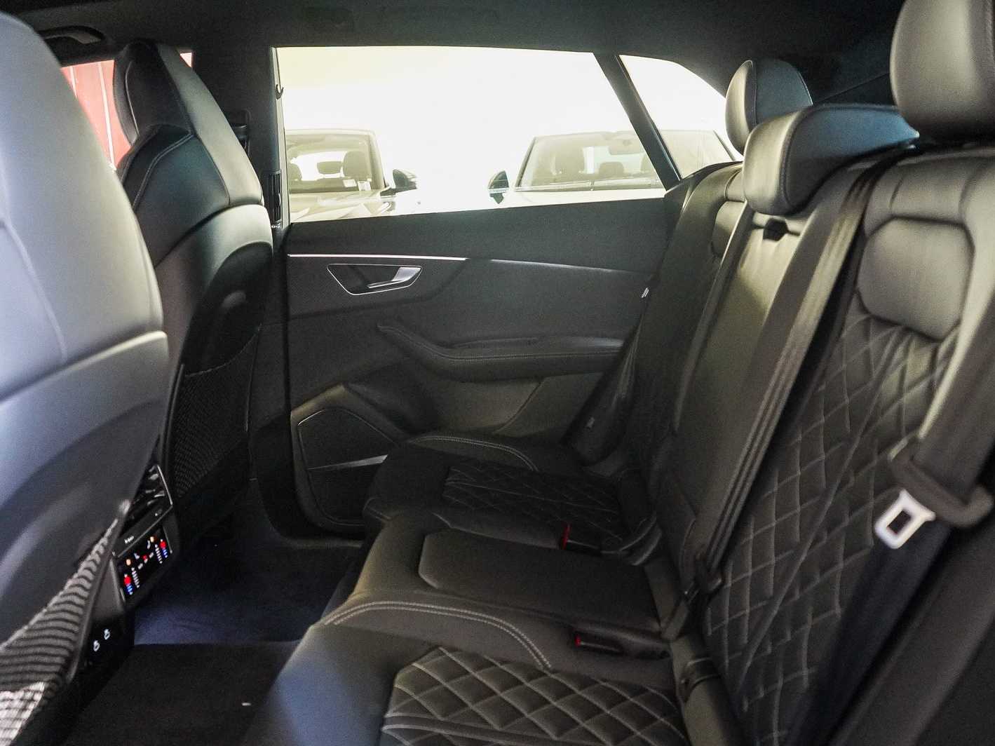 Thumbnail: 2026 Audi SQ8 - 18