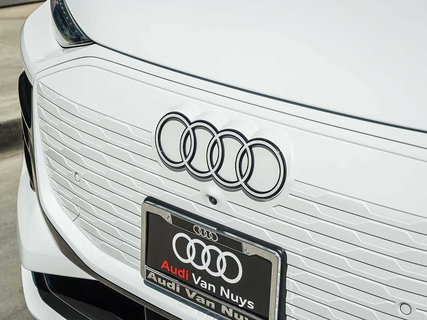 Thumbnail: 2025 Audi Q6 e-tron - 9