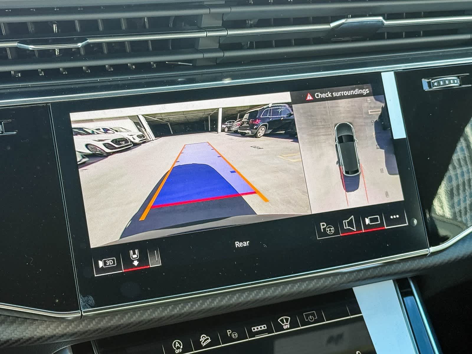 Thumbnail: 2025 Audi RS Q8 - 25