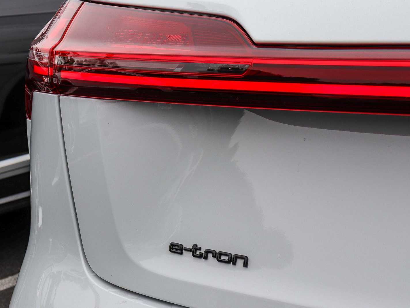 Thumbnail: 2023 Audi e-tron - 11