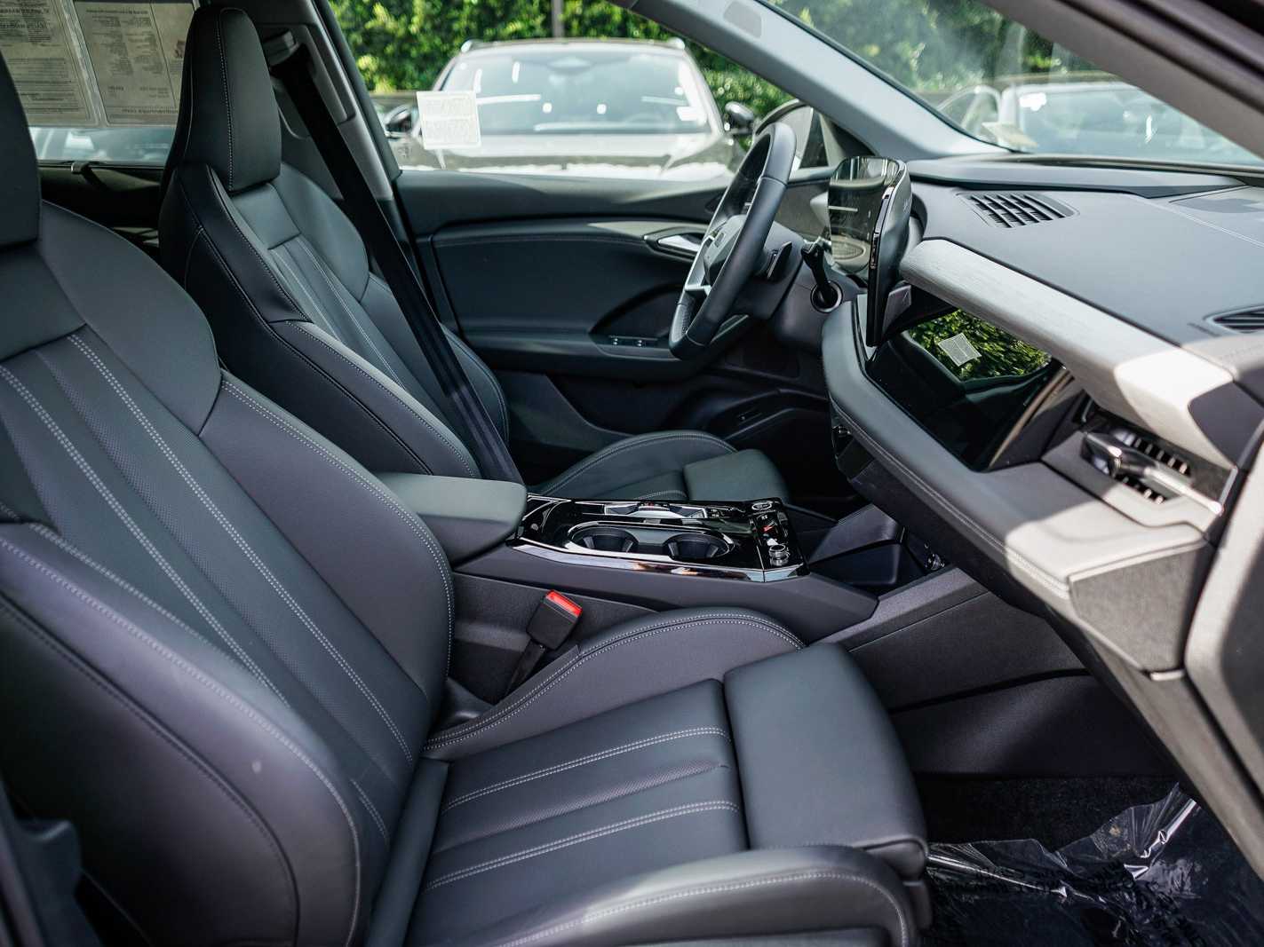 Thumbnail: 2025 Audi Q6 e-tron - 16