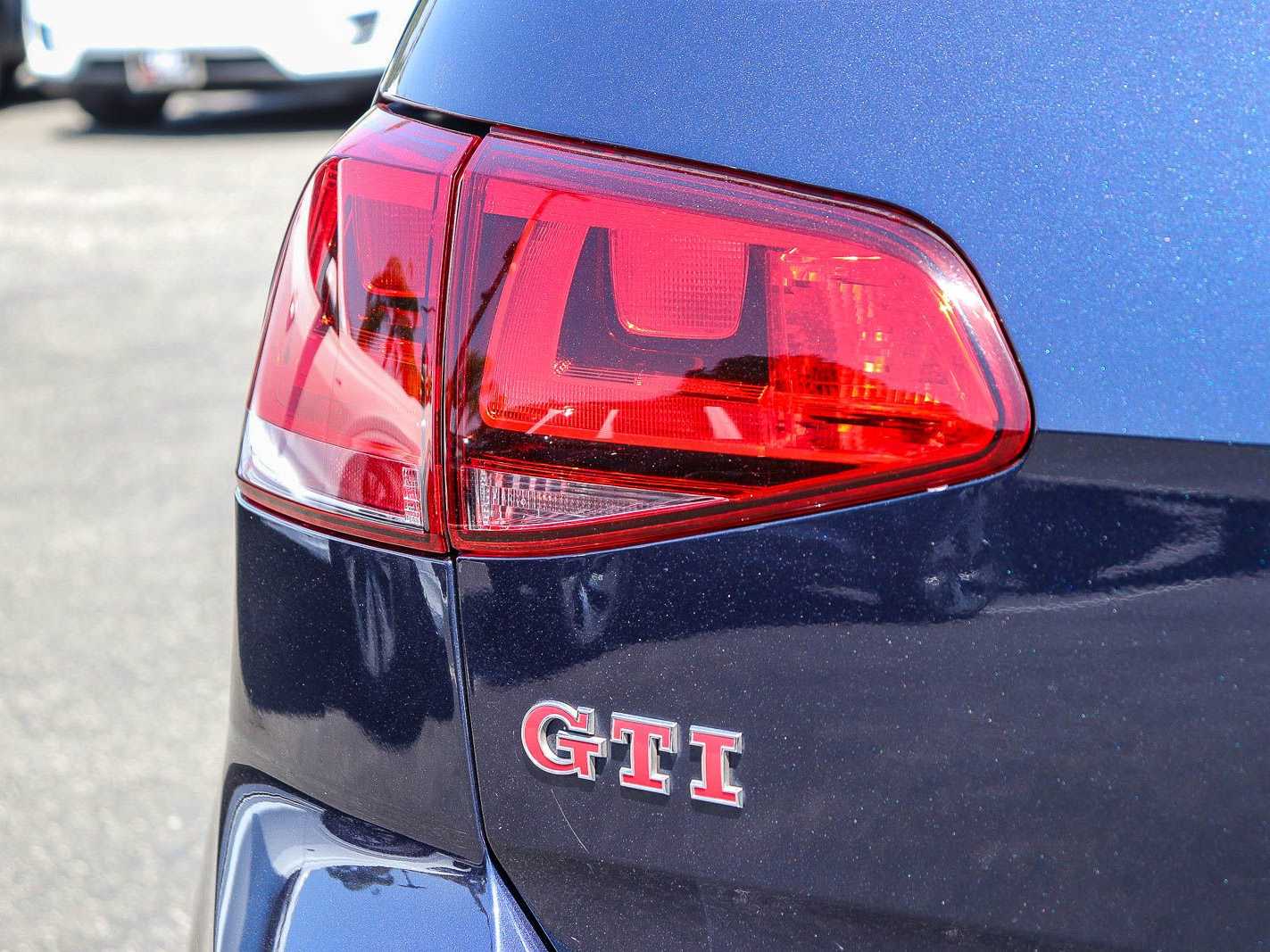 Thumbnail: 2016 Volkswagen Golf - 10