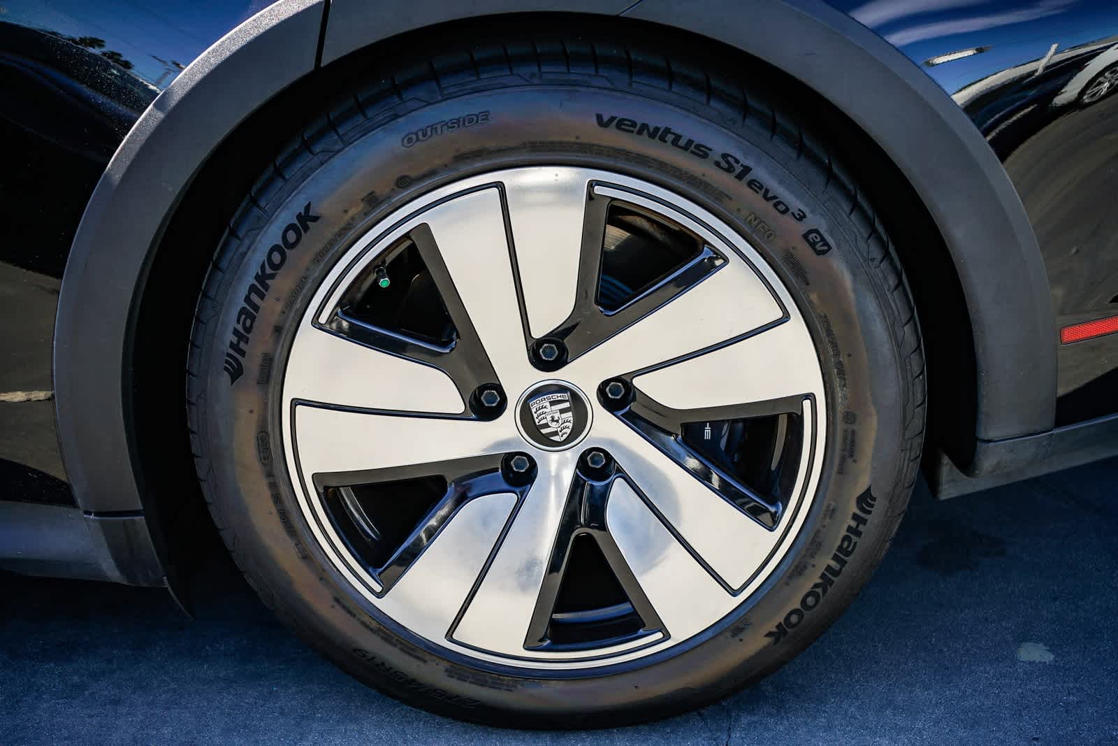 Thumbnail: 2023 Porsche Taycan - 10