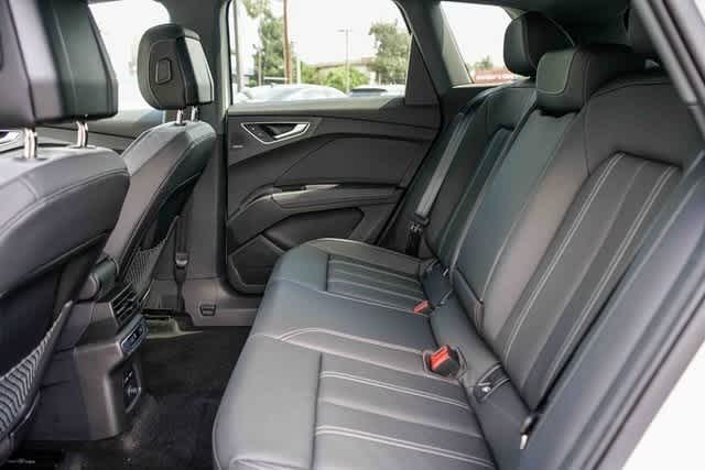 Thumbnail: 2026 Audi Q4 e-tron - 18