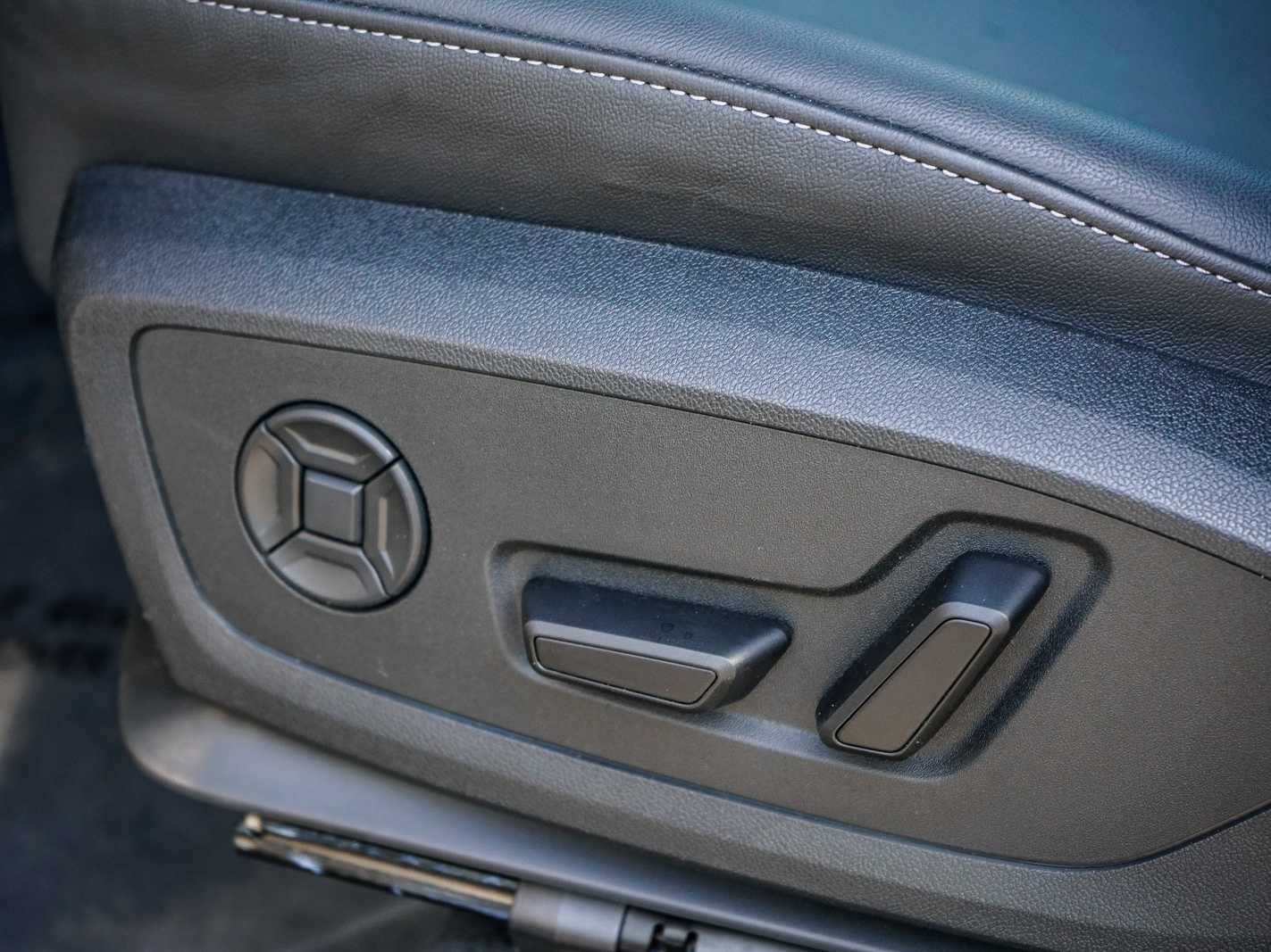 Thumbnail: 2025 Audi Q6 e-tron - 20