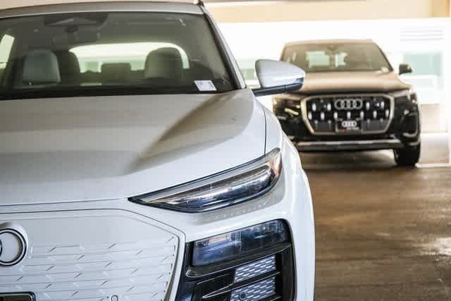 Thumbnail: 2025 Audi Q6 e-tron - 7