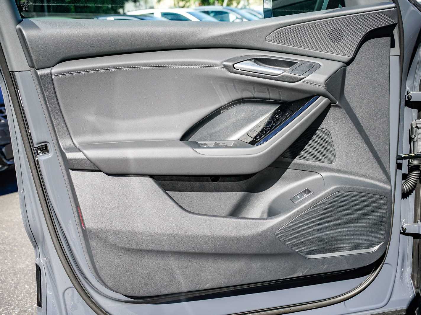 Thumbnail: 2025 Audi Q6 e-tron - 19