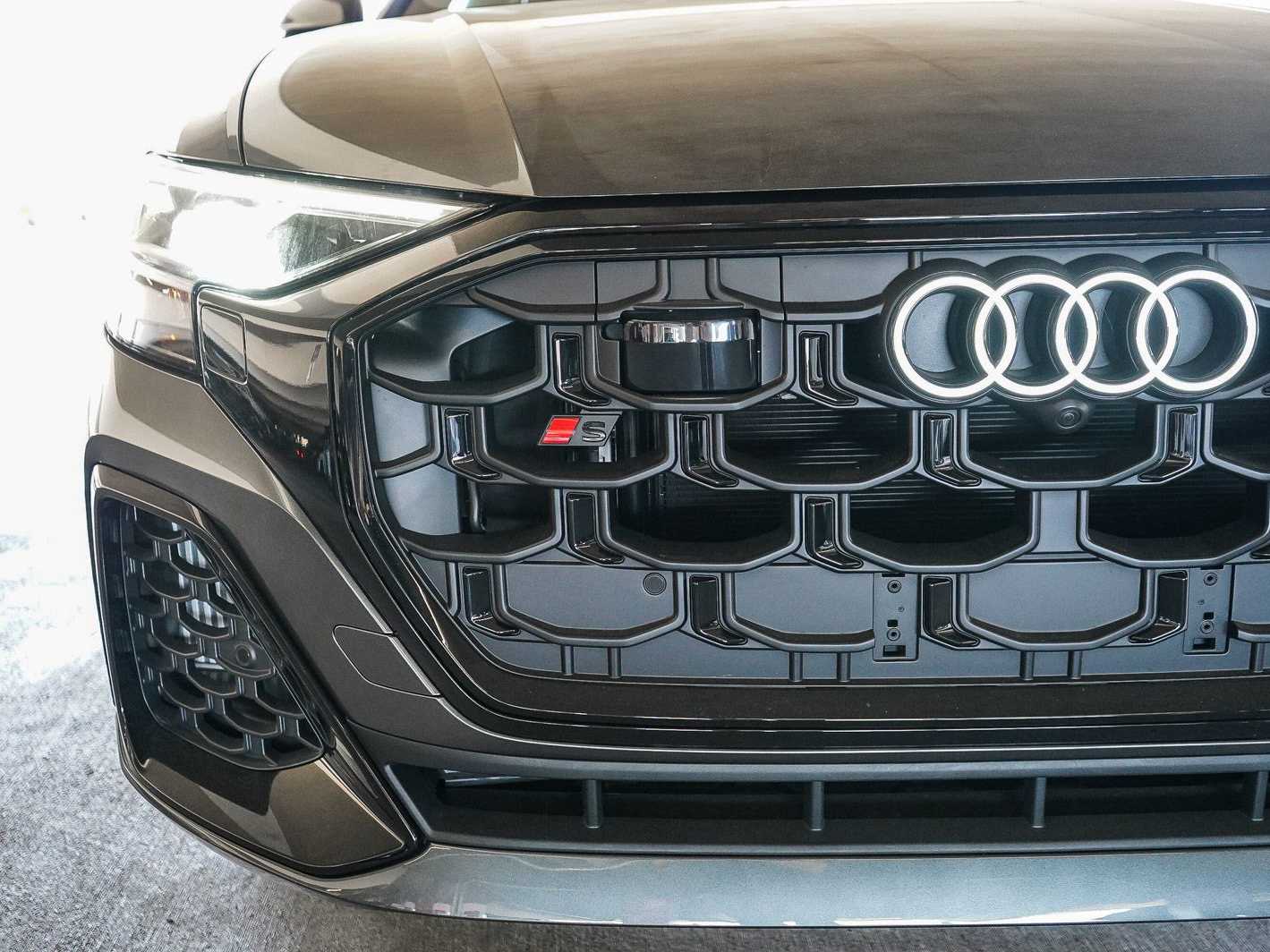 Thumbnail: 2026 Audi SQ8 - 11