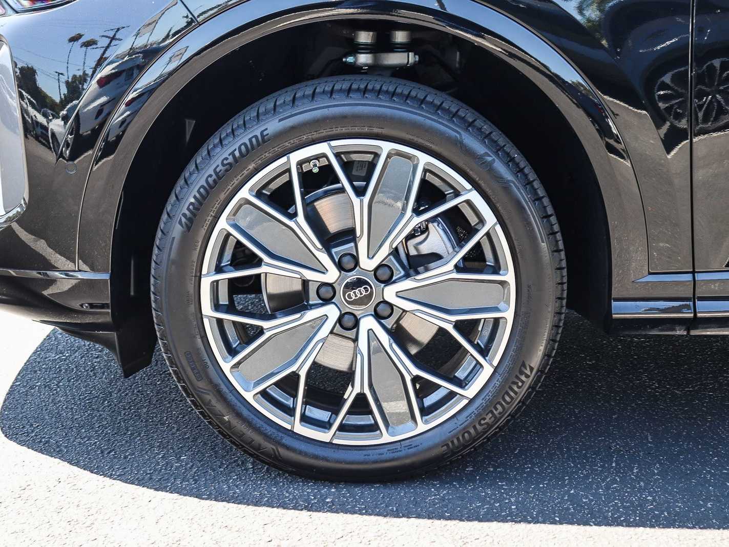 Thumbnail: 2025 Audi Q5 - 8