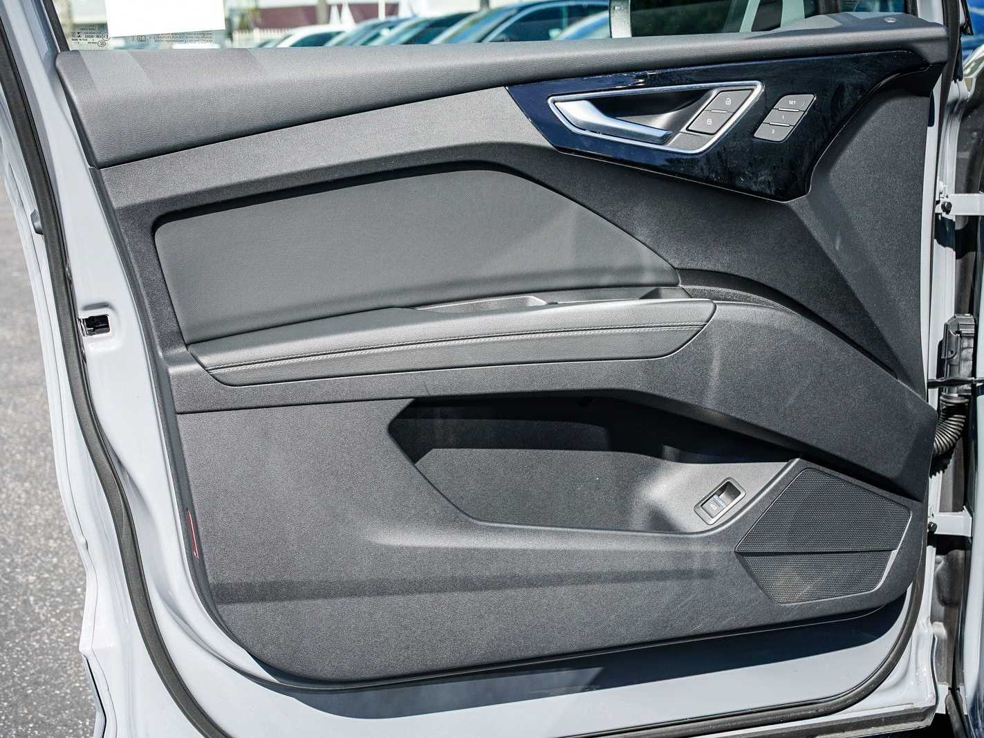 Thumbnail: 2023 Audi Q4 e-tron - 19