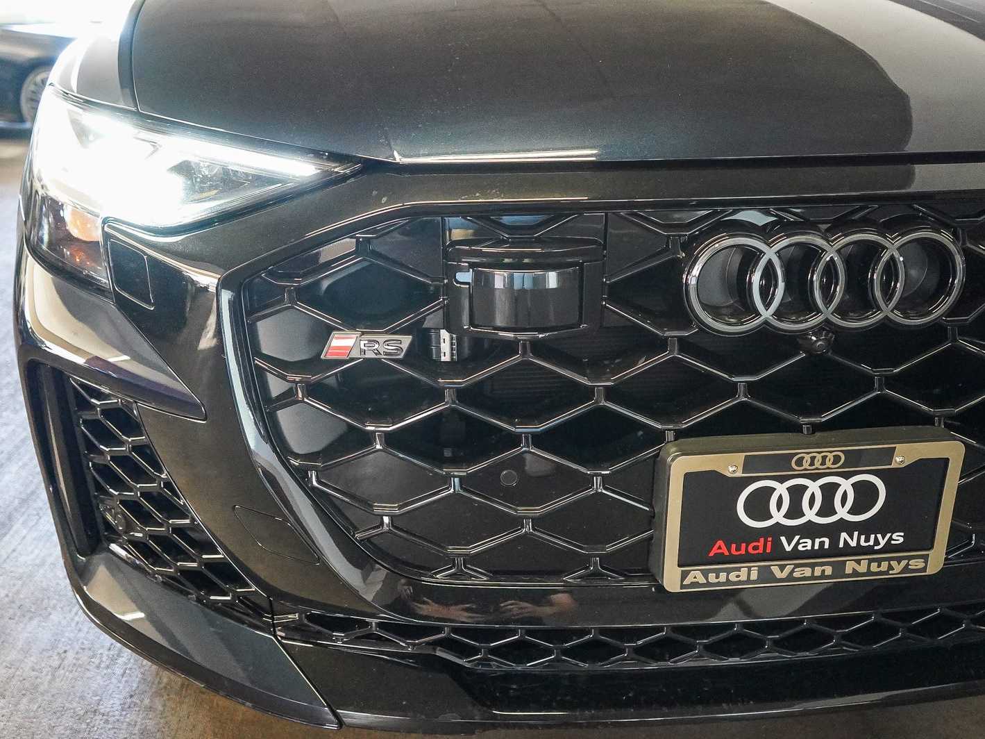 Thumbnail: 2026 Audi RS Q8 - 11