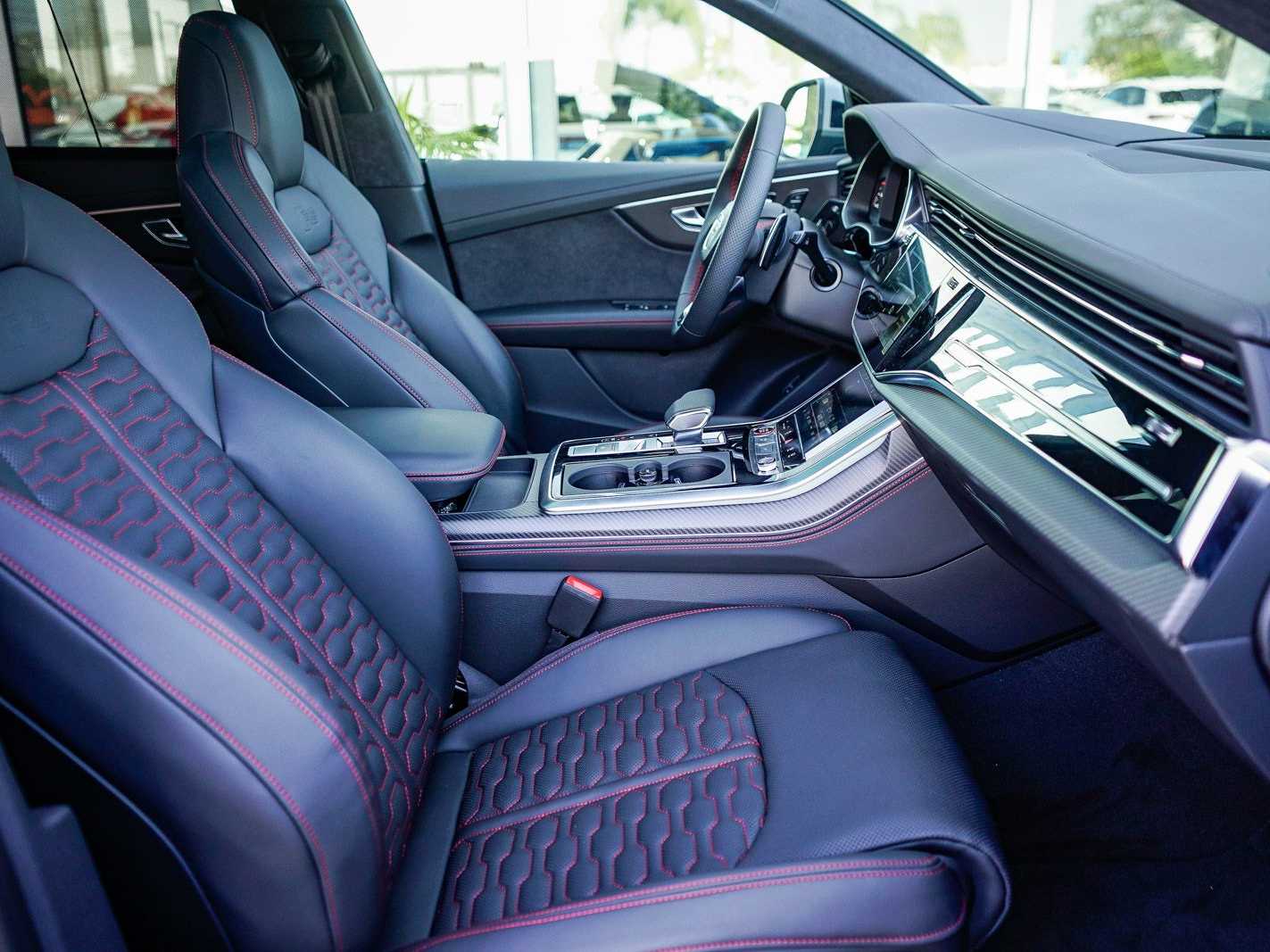 Thumbnail: 2025 Audi RS Q8 - 15