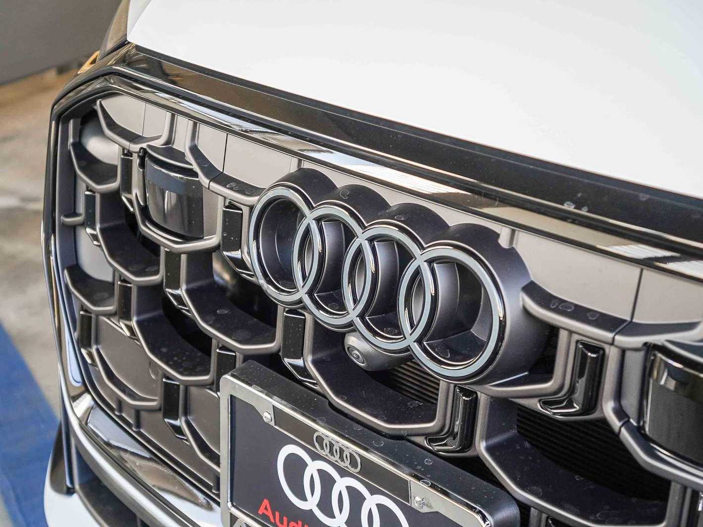 Thumbnail: 2026 Audi Q8 - 9