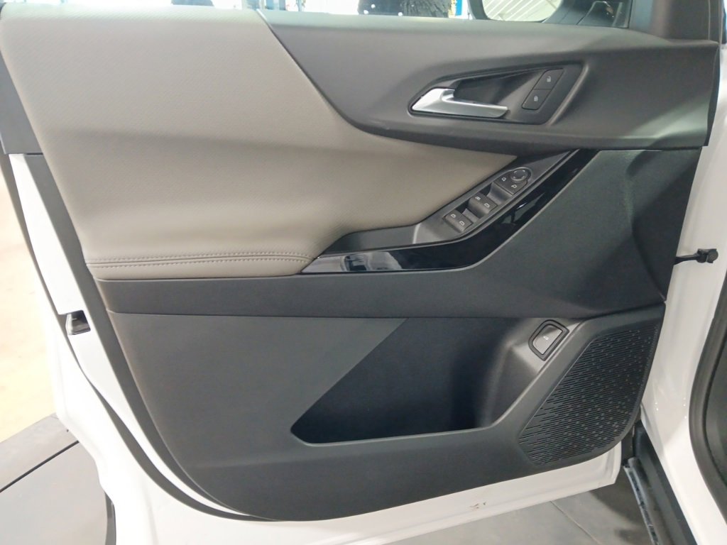 2026 Chevrolet Equinox LT photo 2