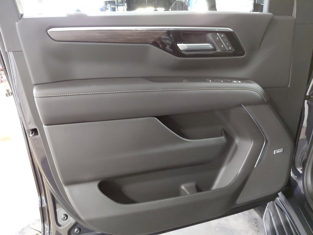 2026 Chevrolet Suburban Premier photo 4