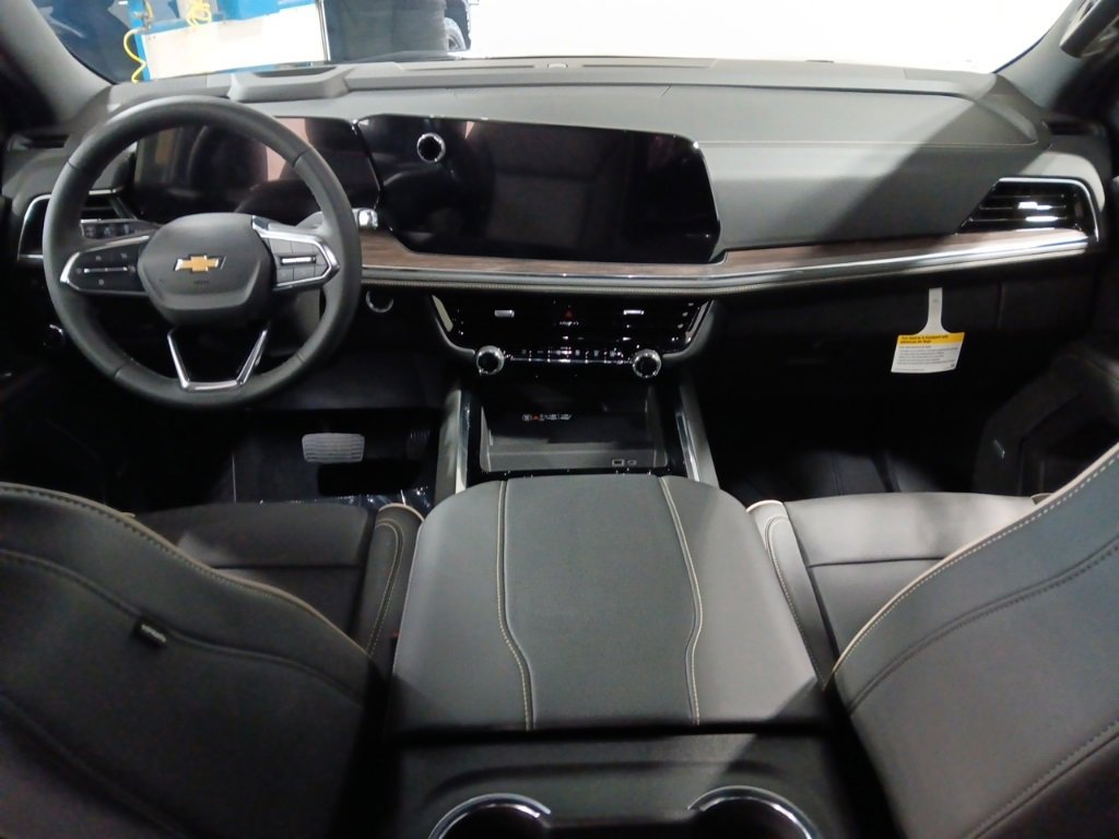 2025 Chevrolet Suburban Premier photo 3