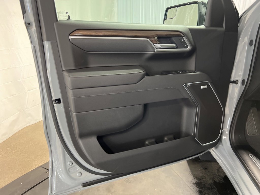 2025 Chevrolet Silverado 1500 RST photo 4