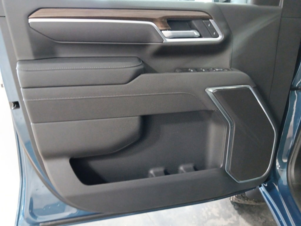 2025 Chevrolet Silverado 2500HD LT photo 4
