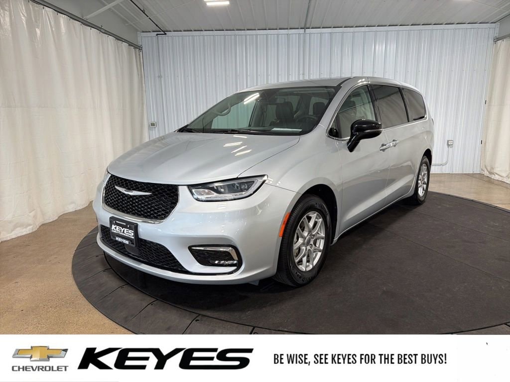 2024 Chrysler Pacifica Touring L's photo