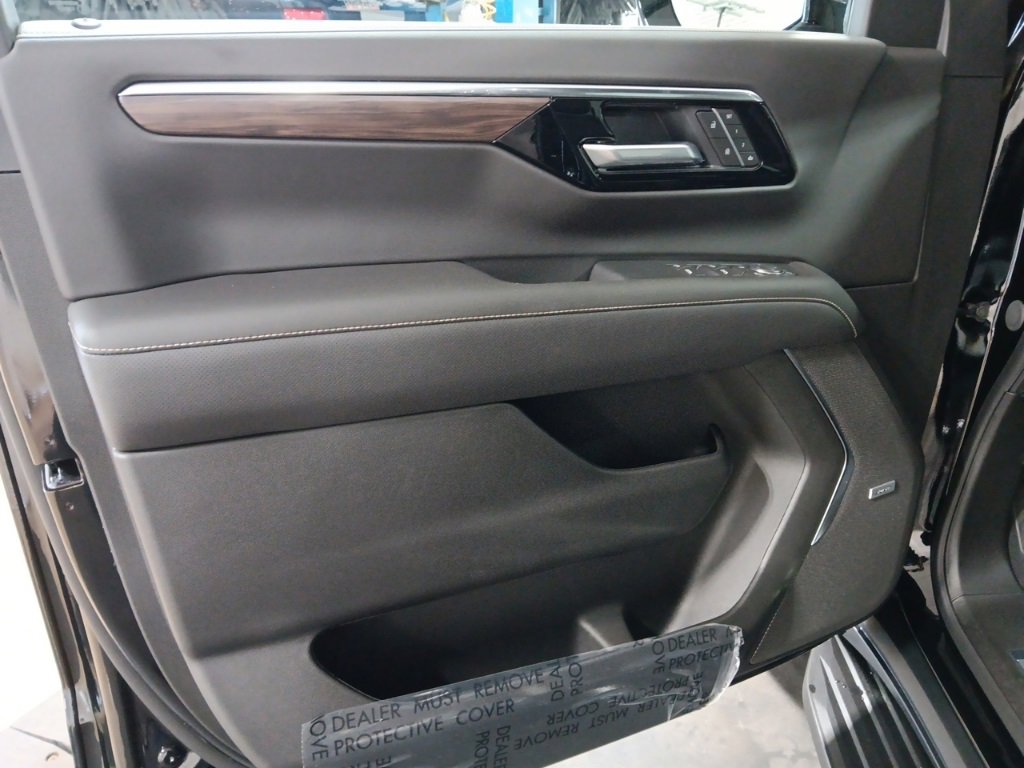 2025 Chevrolet Suburban Premier photo 4