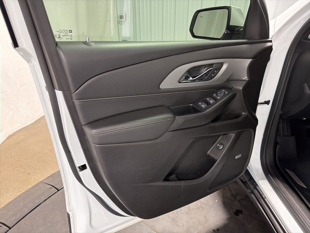 2022 Chevrolet Traverse Leather photo 3