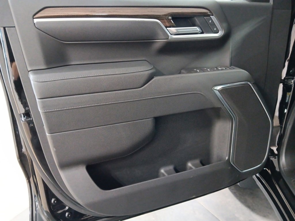 2026 Chevrolet Silverado 1500 RST photo 3