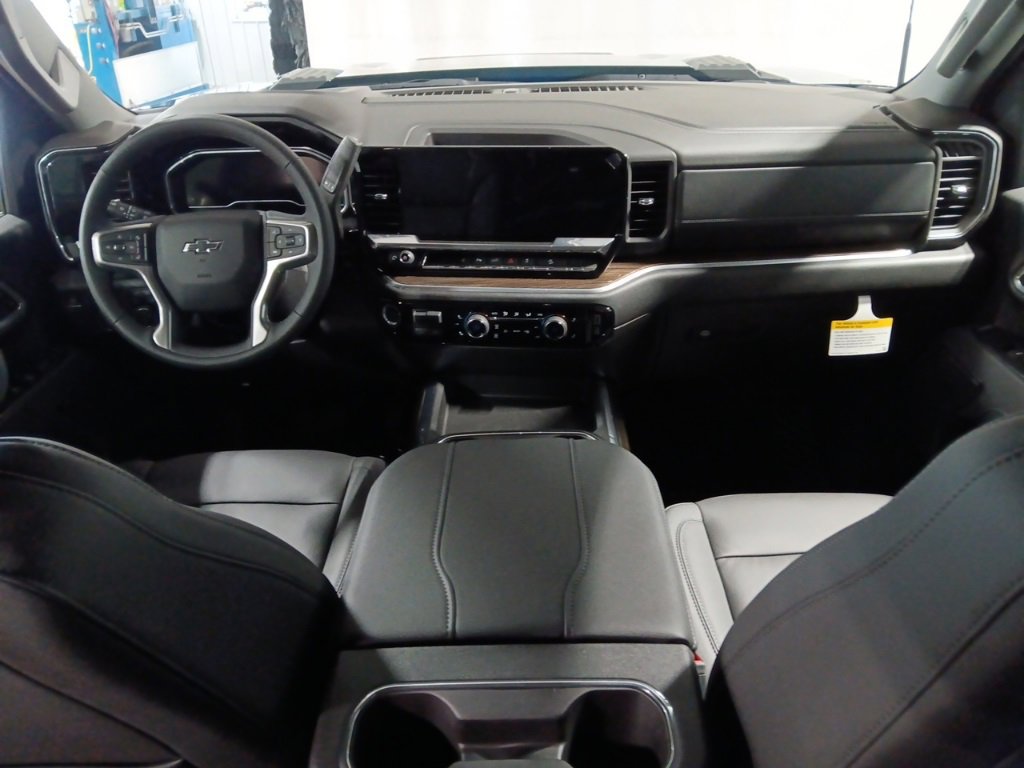 2025 Chevrolet Silverado 2500HD LT photo 3