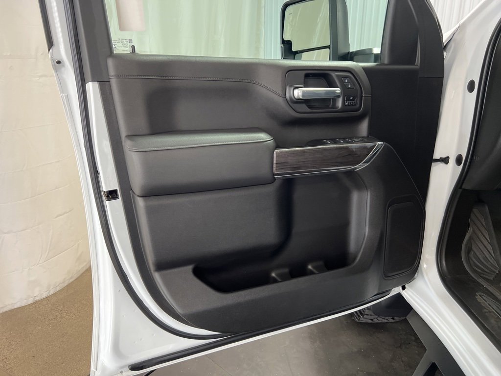 2023 Chevrolet Silverado 3500HD LTZ photo 3