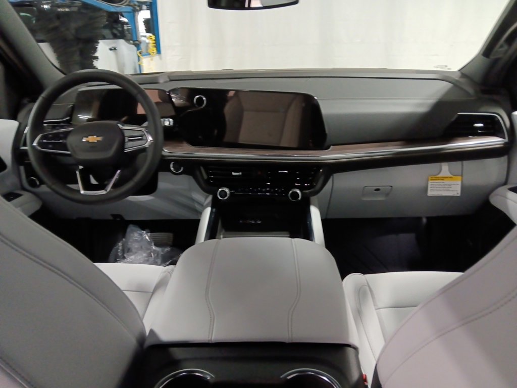 2025 Chevrolet Suburban Premier photo 3