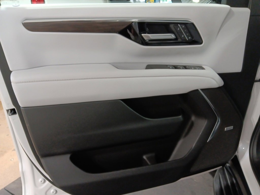 2025 Chevrolet Suburban Premier photo 4